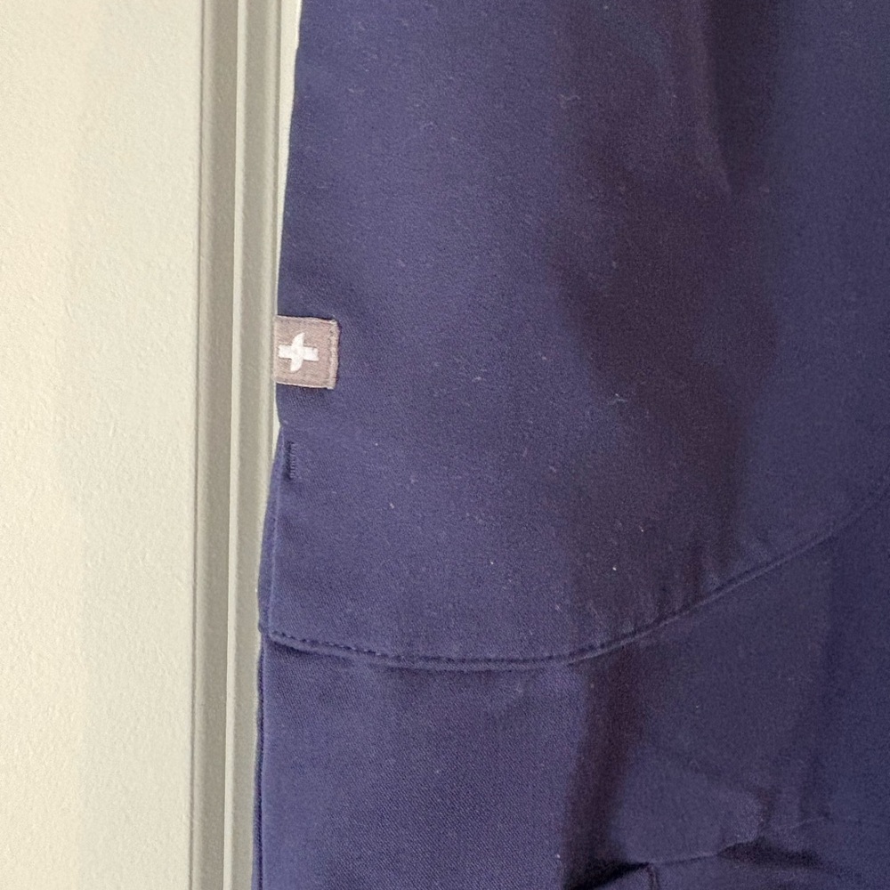 Navy Figs 13 pocket jogger scrubs. - Picture 3 of 4